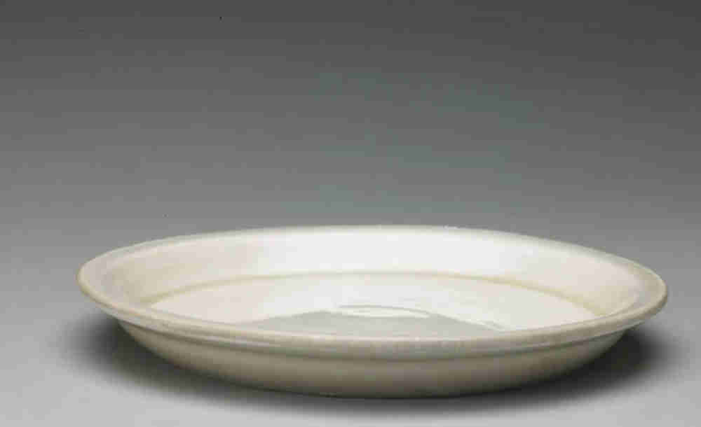 北宋時(shí)期定窯白釉描金折沿盤，展現(xiàn)了定窯高超的描金技術(shù).jpg