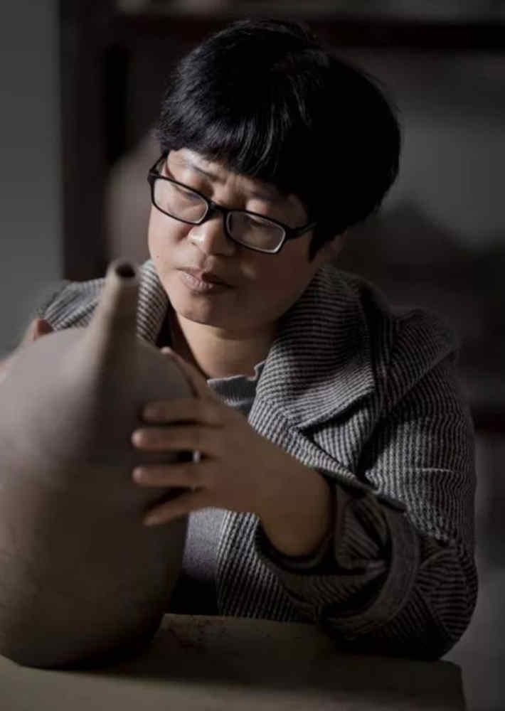 定窯傳承人韓慶芳:從小種下“定瓷夢(mèng)”(圖1) 正在進(jìn)行定窯作品創(chuàng)作的韓慶芳.jpg