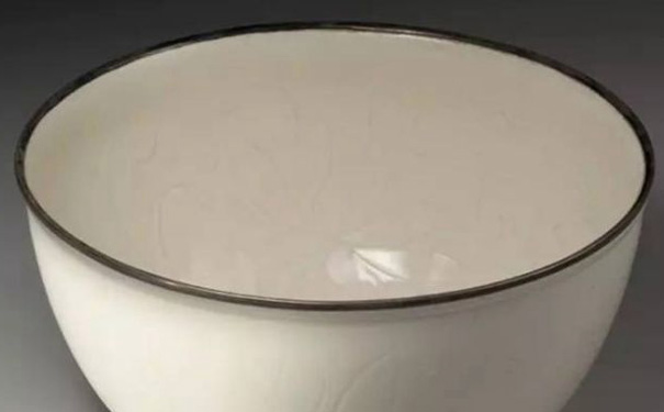 宋代定窯定瓷胎質(zhì)顏色是白凈而略顯微黃 宋代定窯定瓷胎質(zhì)顏色是白凈而略顯微黃