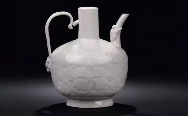 定窯瓷器白定花瓶上的花紋裝飾 定窯瓷器白定花瓶上的花紋裝飾