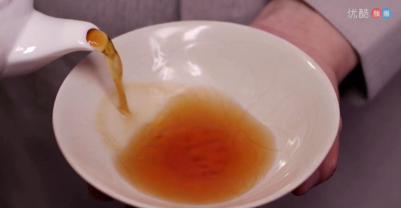 馬未都先生展示“定州花瓷琢紅玉” 馬未都先生展示“定州花瓷琢紅玉”