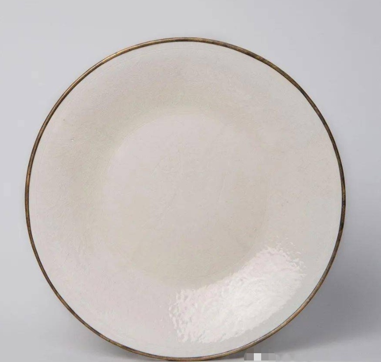 雍正時(shí)期仿定窯之作，與臺(tái)北故宮收藏的宋代定窯白釉雙魚盤十分相似