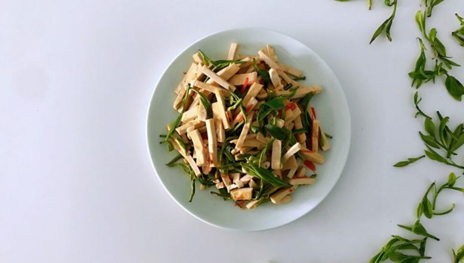 菜內(nèi)加入新鮮茶葉，春天里最清新淡雅的味道