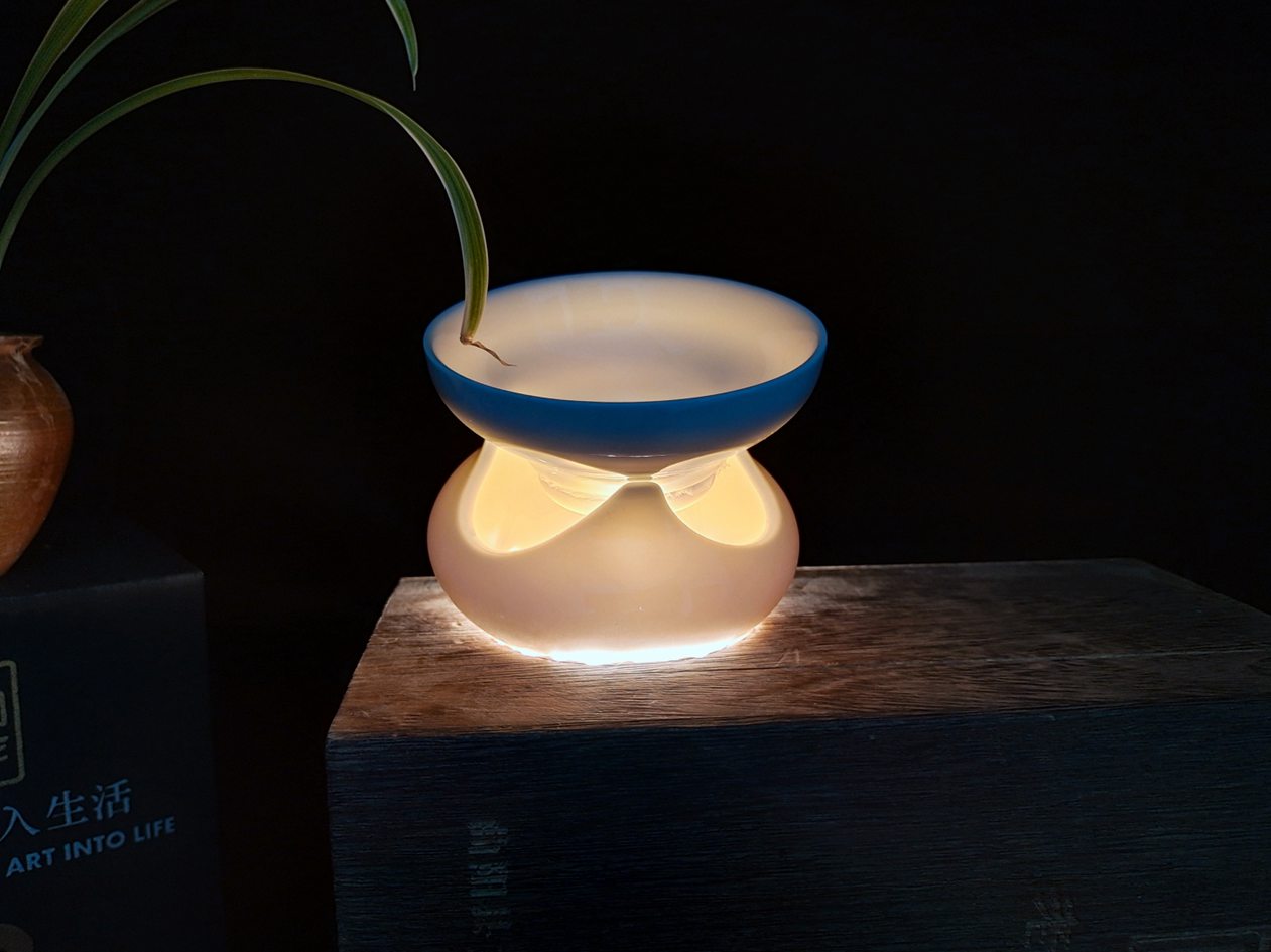 暖光下，大宋定窯設(shè)計(jì)的新品茶漏溫潤如玉