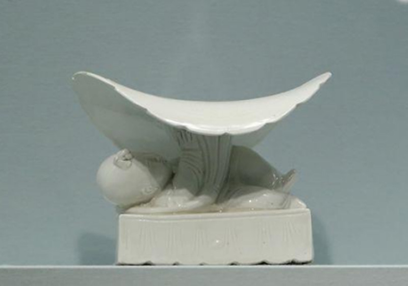 收藏于舊金山亞洲藝術(shù)博物館的定窯白釉童子擎荷枕 收藏于舊金山亞洲藝術(shù)博物館的定窯白釉童子擎荷枕