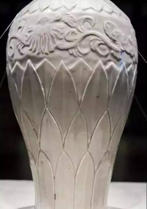 定窯白釉刻花龍首大凈瓶局部，集定窯藝術(shù)于一身