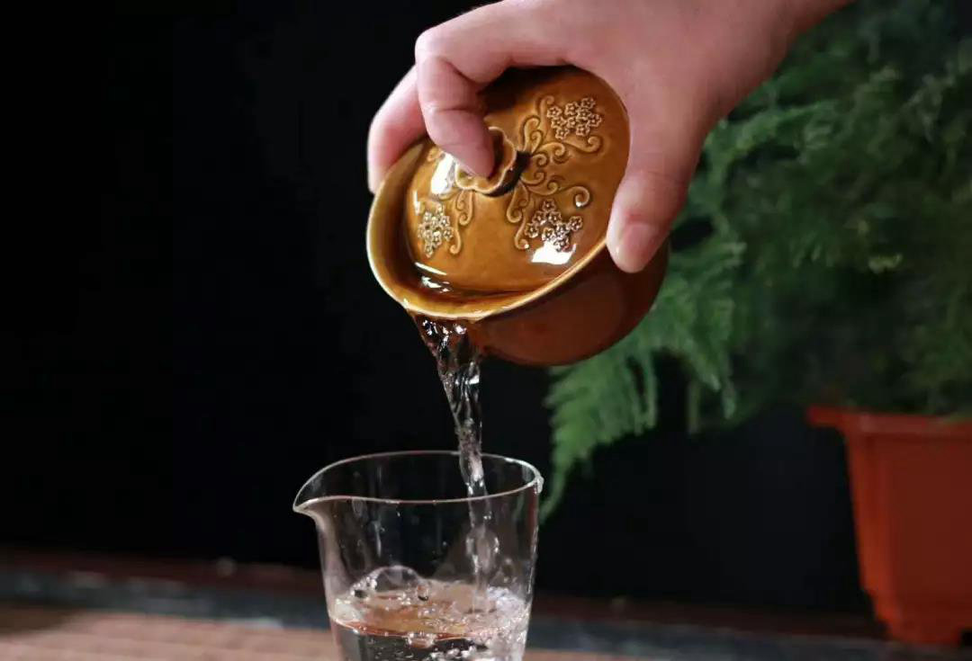 這款大宋定窯精心制作的蓋碗，杯蓋展現(xiàn)了印花工藝